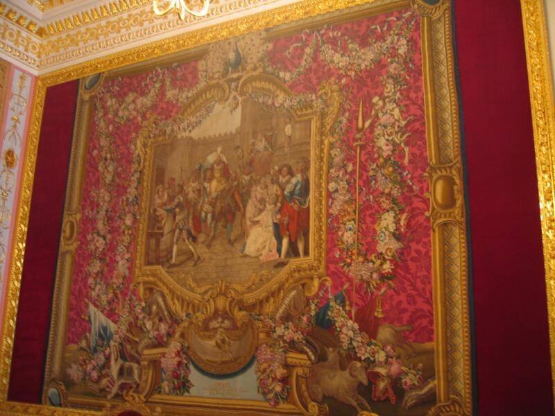Гатчинский дворец, 2006: барочный ковёр с исторической сценой в розово-золотом обрамлении