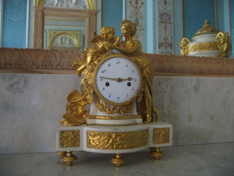 Гатчина, 2006: золотой часовой памятник в стиле рококо