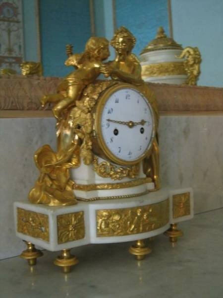 Часы с ангелами в Гатчине, 2006: золото и мрамор в барочном стиле