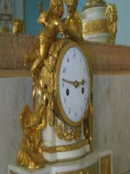 Часы с ангелами в Гатчине, 2006: золото и мрамор в барочном стиле