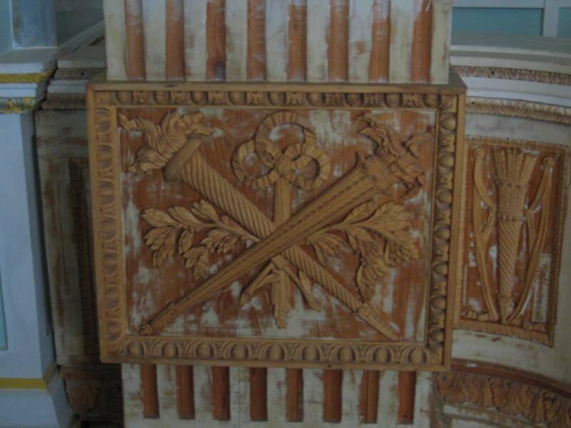 Гатчина, 2006: резной декор колонны с мечами и лавровыми ветвями
