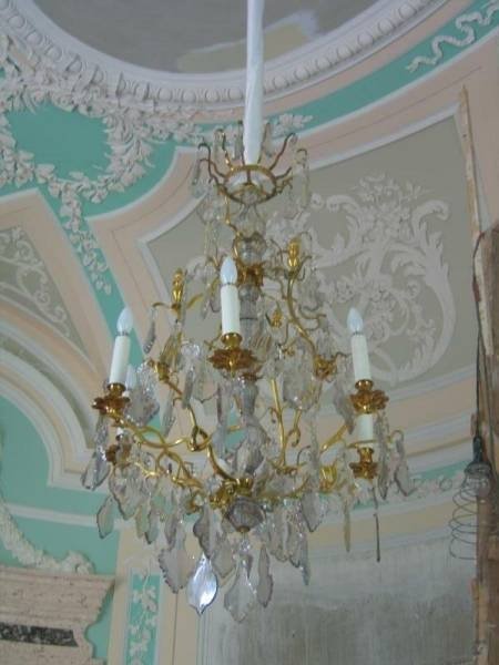 Хрустальный люстра в зале Гатчинского дворца, 2006