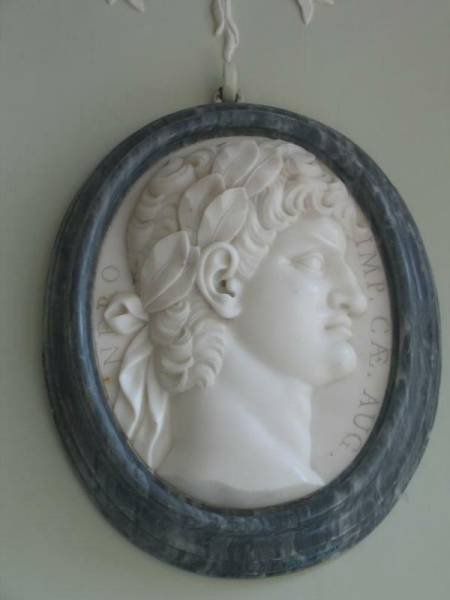 Гатчина, 2006: мраморный барельеф с профилем императора в темной овальной раме