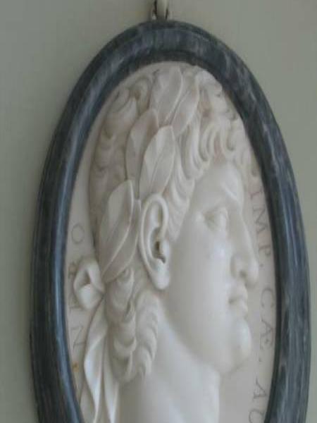 Гатчина, 2006: мраморный барельеф с профилем императора в темной овальной раме
