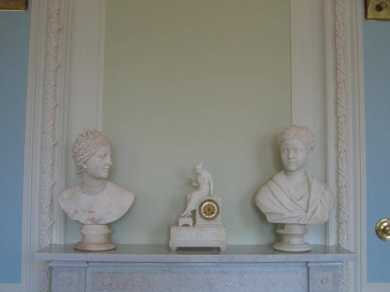 Гатчина, 2006: мраморные бюсты и часы на каминной полке