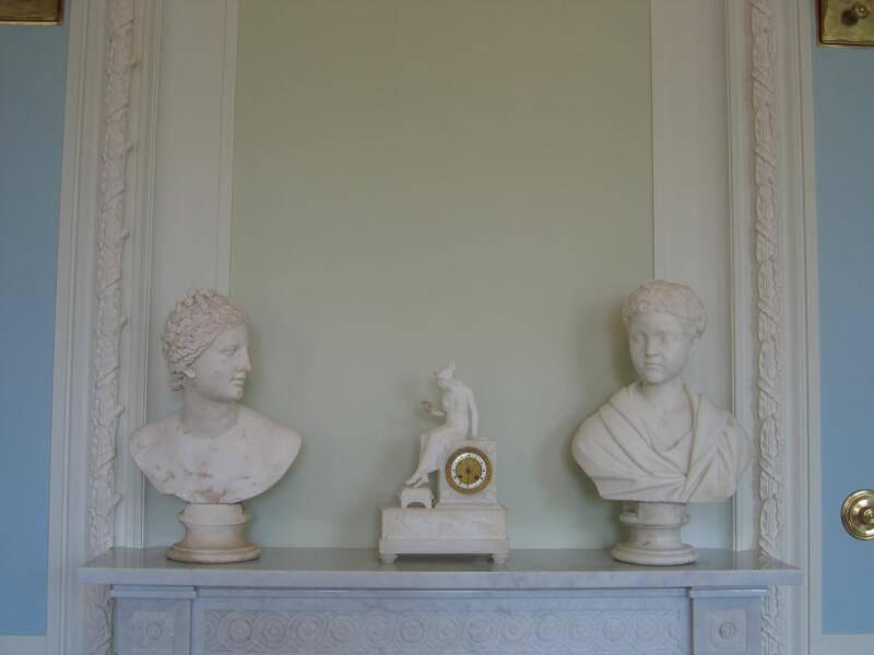 Гатчина, 2006: мраморные бюсты и часы на каминной полке
