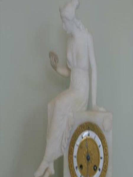 Гатчинский дворец, 2006: мраморная женщина с часами