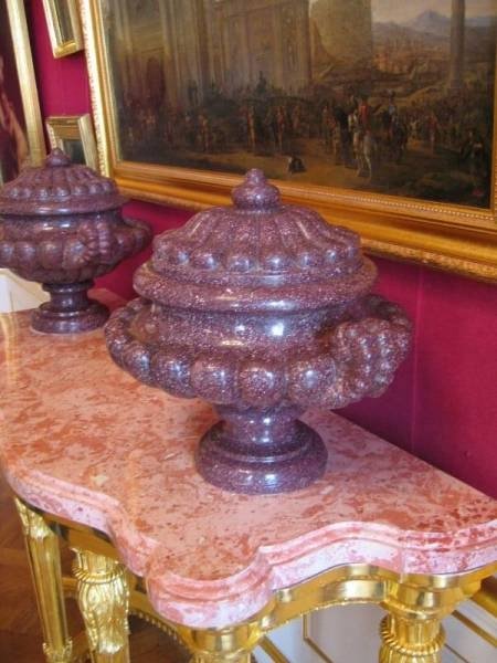 Гатчинский дворец, 2006: гранитные канделябры на розовом мраморе