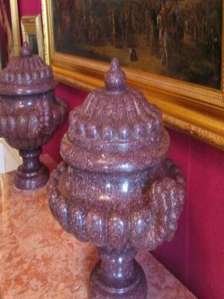 Гатчинский дворец, 2006: гранитные канделябры на розовом мраморе