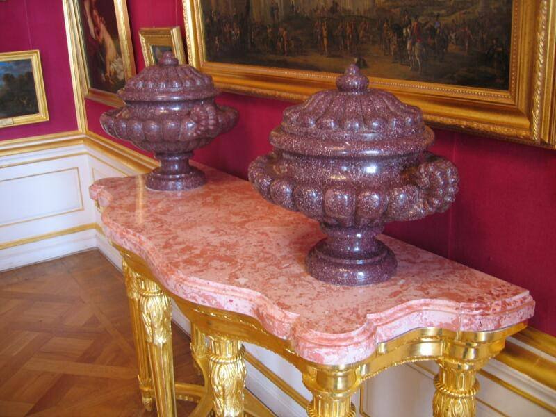 Гатчинский дворец, 2006: два гранитных канделябра на розовом мраморе