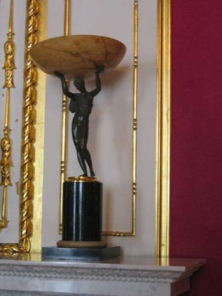 Гатчина, 2006: бронзовая фигура с мраморным чашей на черном постаменте