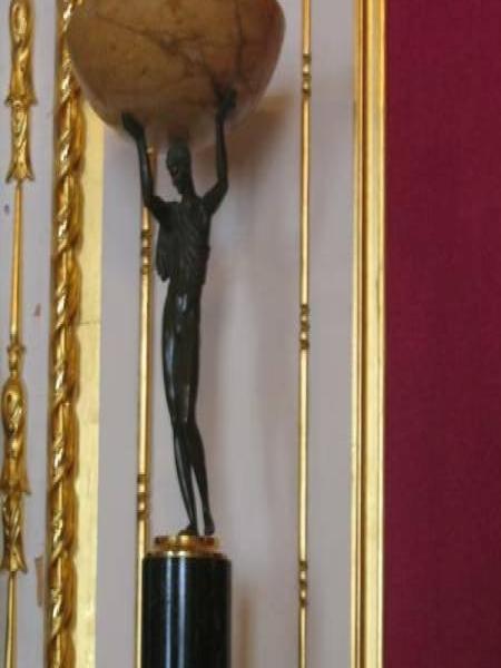 Гатчина, 2006: бронзовая фигура с мраморным чашей на черном постаменте