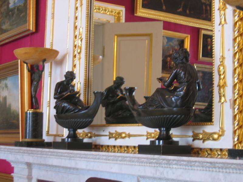 Гатчина, 2006: бронзовые женщины в чашах у зеркала с золотой рамой