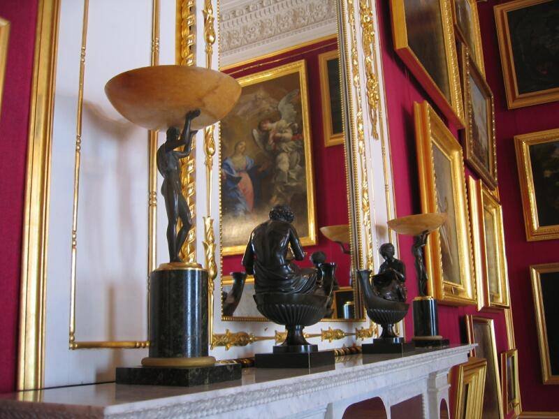Гатчина, 2006: бронзовые статуэтки на мраморной полке перед зеркалом в барочном интерьере