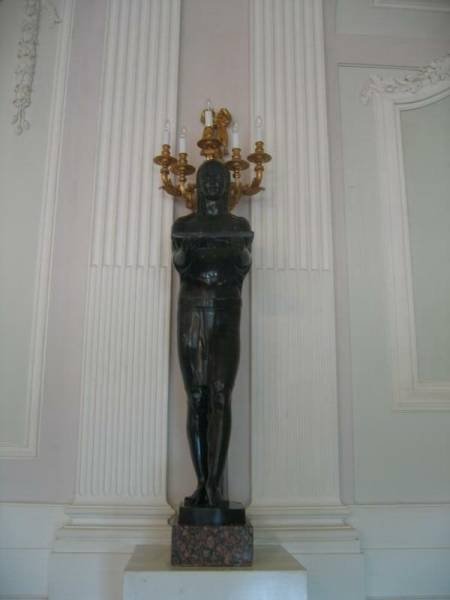 Гатчина, 2006: бронзовая статуя с люстрой-светильником на голове