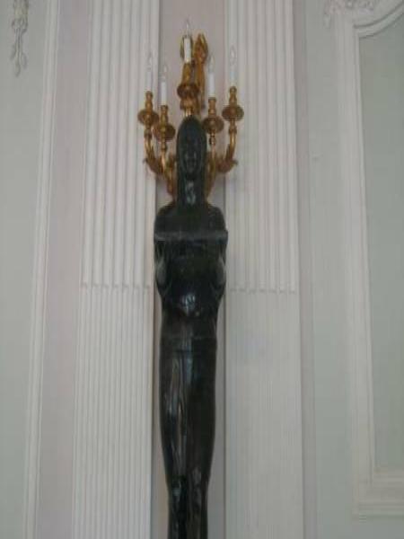 Гатчина, 2006: бронзовая статуя с люстрой-светильником на голове