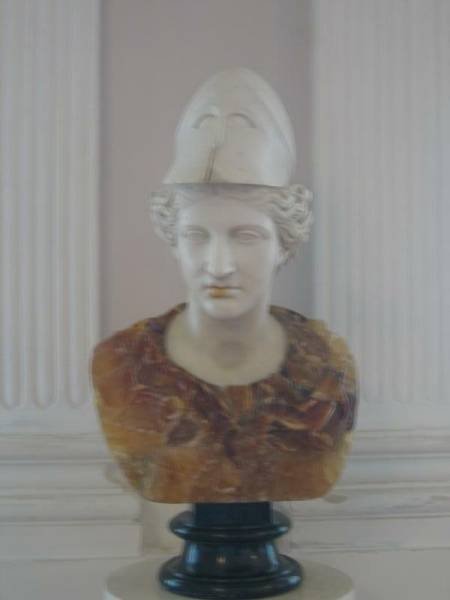 Бюст в Гатчине, 2006: мраморная голова с шлемом и полихромной туникой