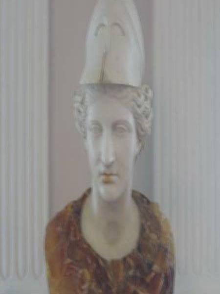 Бюст в Гатчине, 2006: мраморная голова с шлемом и полихромной туникой