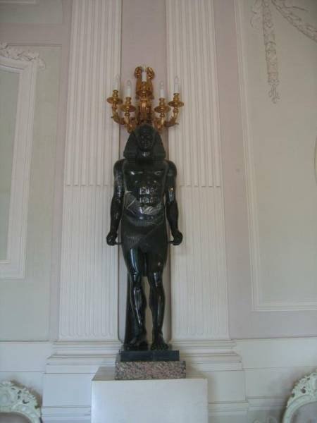 Гатчина, 2006: чёрный сфинкс-анубис у золотого люстера