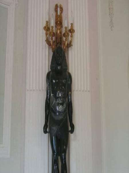 Гатчина, 2006: чёрный сфинкс-анубис у золотого люстера