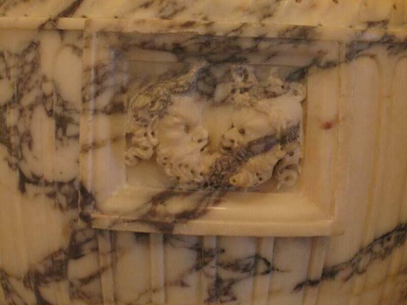 Мраморная ниша с рельефом в Гатчине, 2006