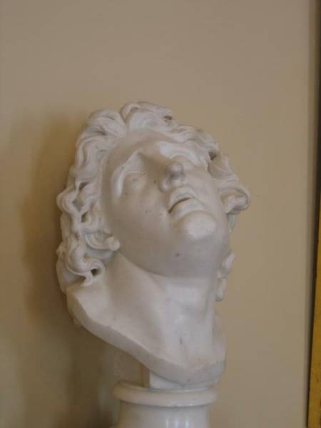 Гатчинский дворец, 2006: мраморная голова с поднятым взглядом