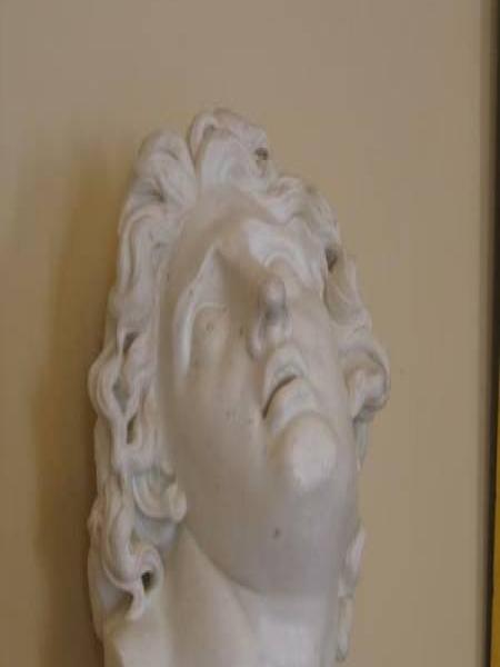 Гатчинский дворец, 2006: мраморная голова с поднятым взглядом