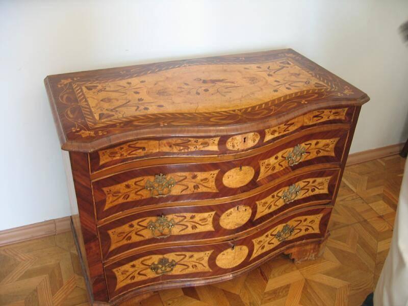 Гатчина, 2006: барочный комод с инкрустацией из редких пород дерева