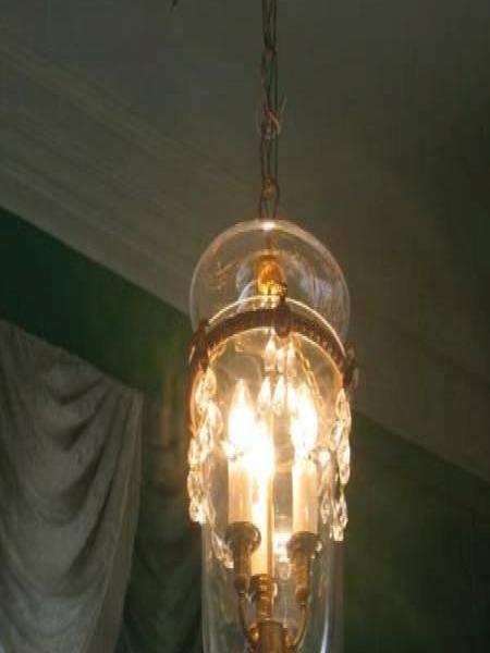 Гатчина, 2006: хрустальная люстра в зелёном интерьере
