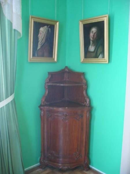 Gatchina, 2006: угловой шкаф в зелёной стене с двумя портретами