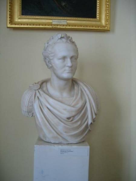 Бюст в Гатчине, 2006: мраморная фигура с лавровым венком и плащом на постаменте