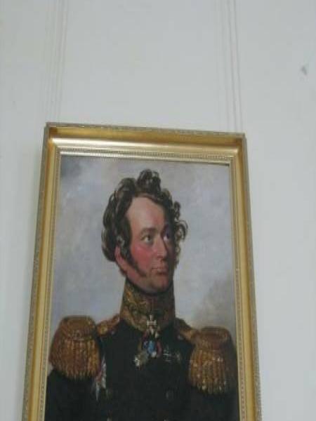 Гатчинский дворец, 2006: портрет в золочёной раме с генеральскими эполетами