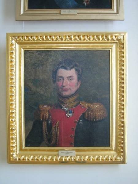 Гатчинский дворец, 2006: портрет офицера в красном мундире с золотыми эполетами
