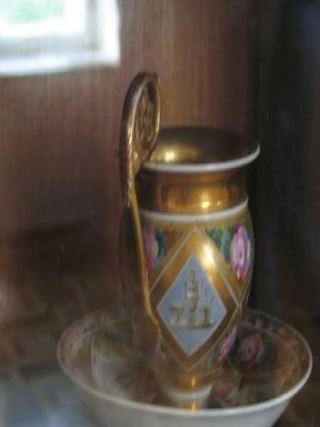Чашка с золотой ручкой в Гатчине, 2006