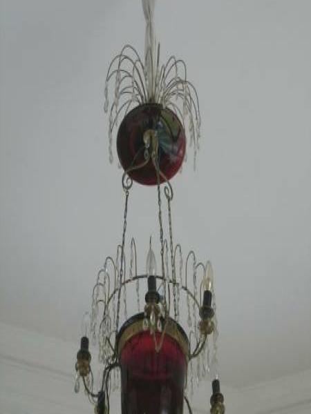 Гатчина, 2006: старинный люстрированный подвесной светильник с красным стеклом и кристаллами
