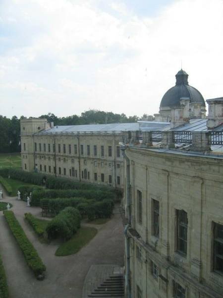 Гатчина, 2006: фасад дворца с куполом и ухоженным парком