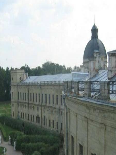 Гатчина, 2006: фасад дворца с куполом и ухоженным парком