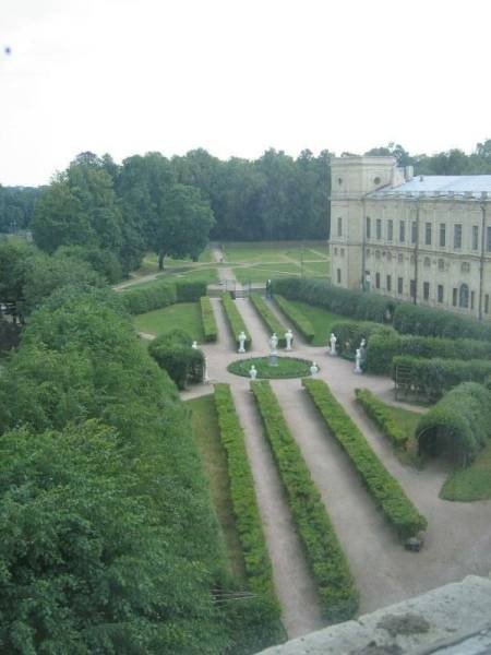 Гатчинский парк, 2006: аккуратные клумбы и белые статуи у дворца