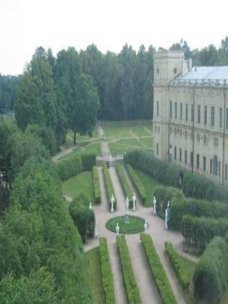 Гатчинский парк, 2006: аккуратные клумбы и белые статуи у дворца