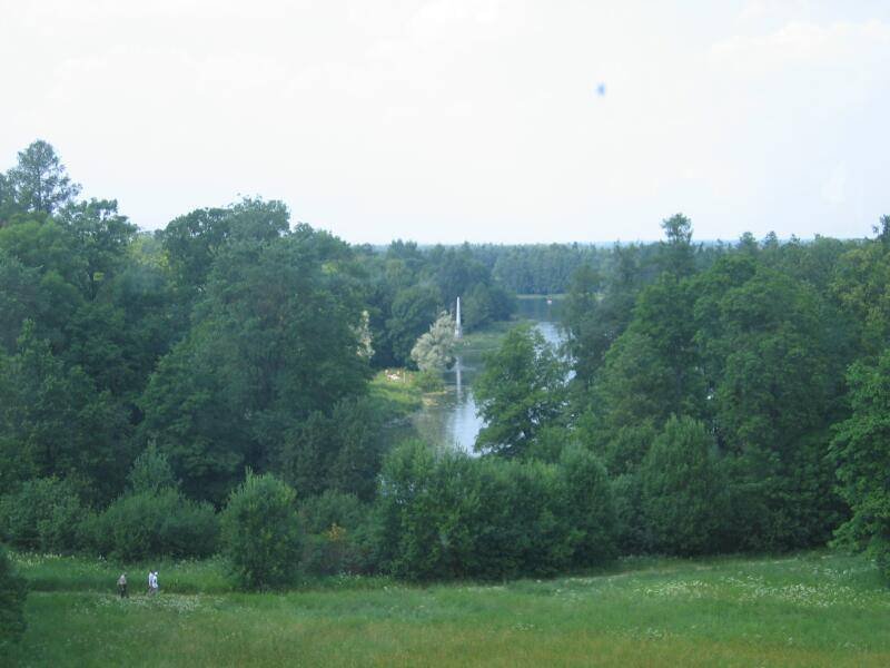 Gatchina, 2006: изгиб реки между зелёными холмами и фонтаном вдали