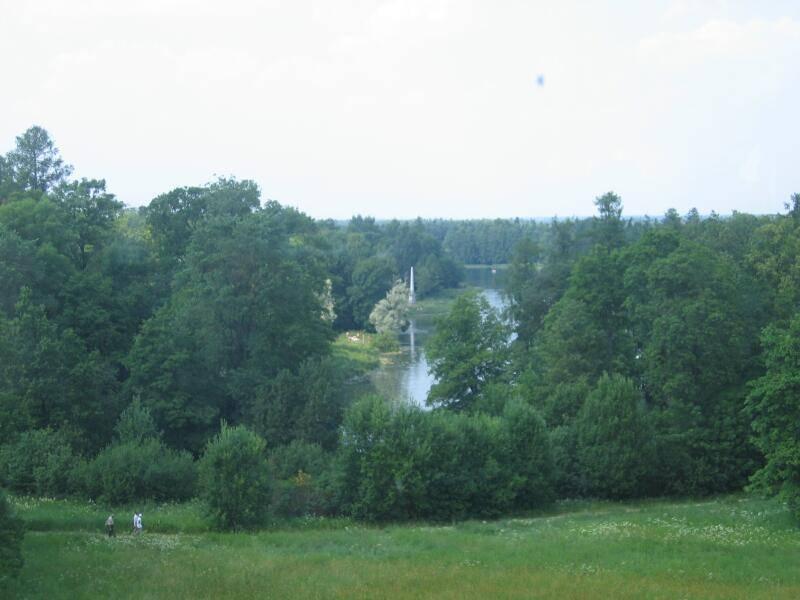 Gatchina, 2006: изгиб реки между зелёными холмами и фонтаном вдали