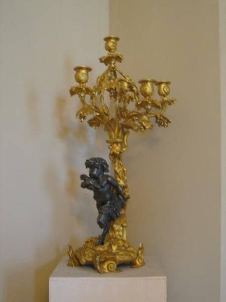 Гатчинский дворец, 2006: золотой подсвечник с чернёным нимфом