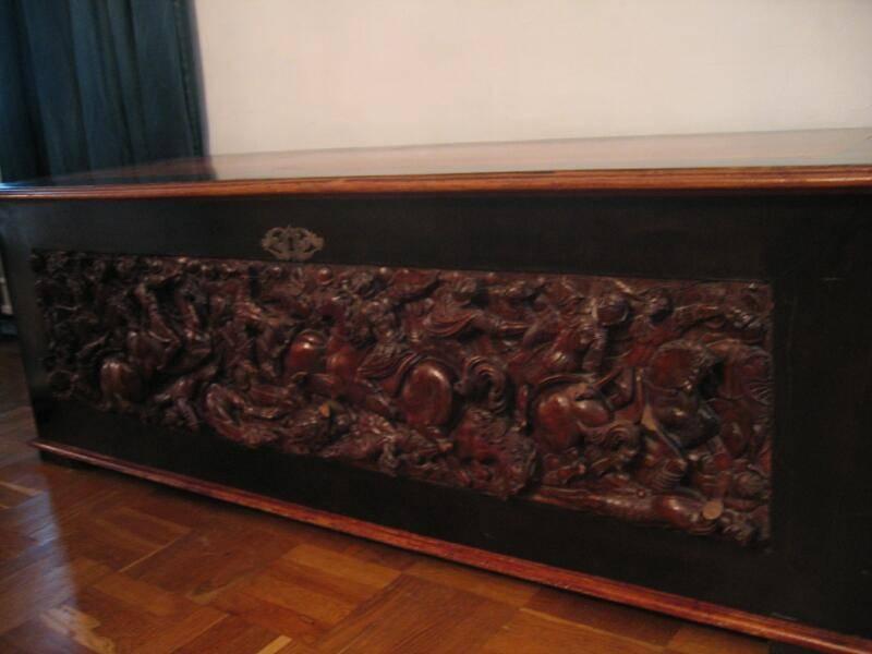 Сундук с резьбой в Гатчине, 2006