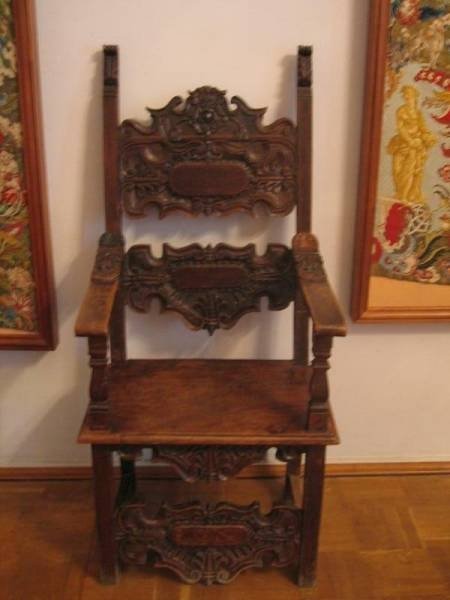 Деревянное кресло с резьбой в Гатчине, 2006