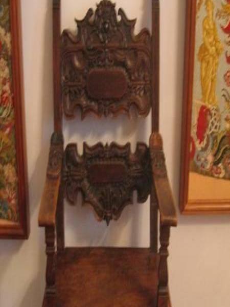 Деревянное кресло с резьбой в Гатчине, 2006