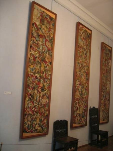 Гатчина, 2006: три гобленовых полотна в зале дворца