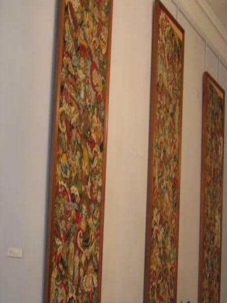 Гатчина, 2006: три гобленовых полотна в зале дворца