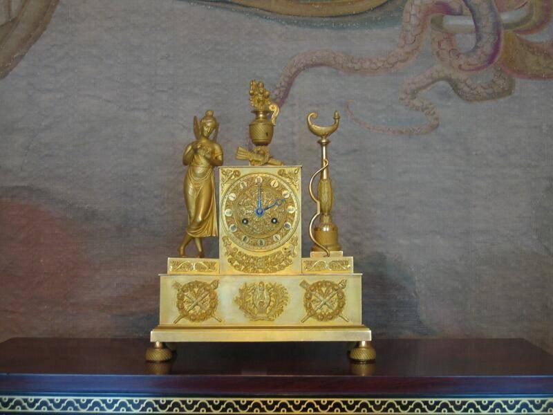 Гатчинский дворец, 2006: золотой часовой механизм с азиатской фигурой и китайским вазообразным элементом