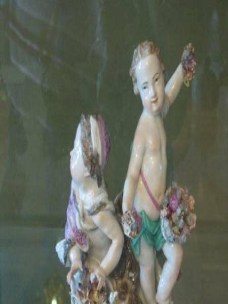 Гатчина, 2006: фарфоровые ангелы на подставке с раковинами