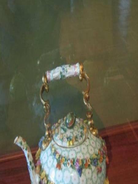 Чайник с цветами в Гатчине, 2006